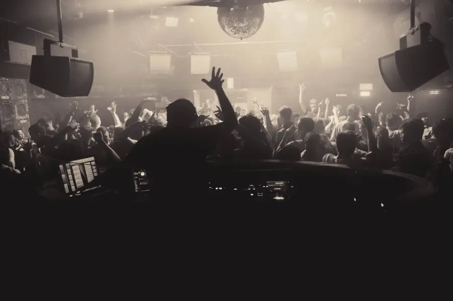 I VANTAGGI DI AVERE UN DJ PROFESSIONISTA PER LA VOSTRA FESTA PRIVATA