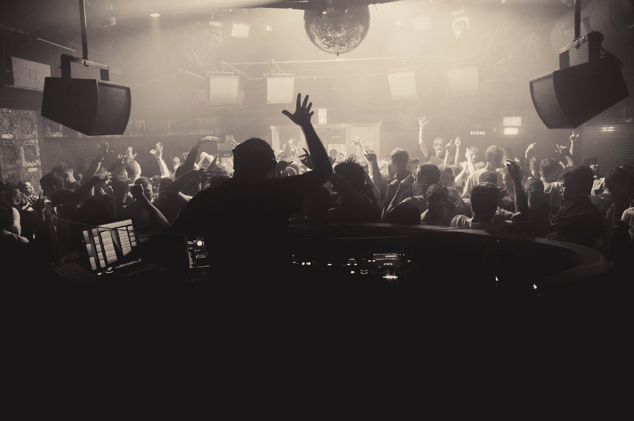 I VANTAGGI DI AVERE UN DJ PROFESSIONISTA PER LA VOSTRA FESTA PRIVATA